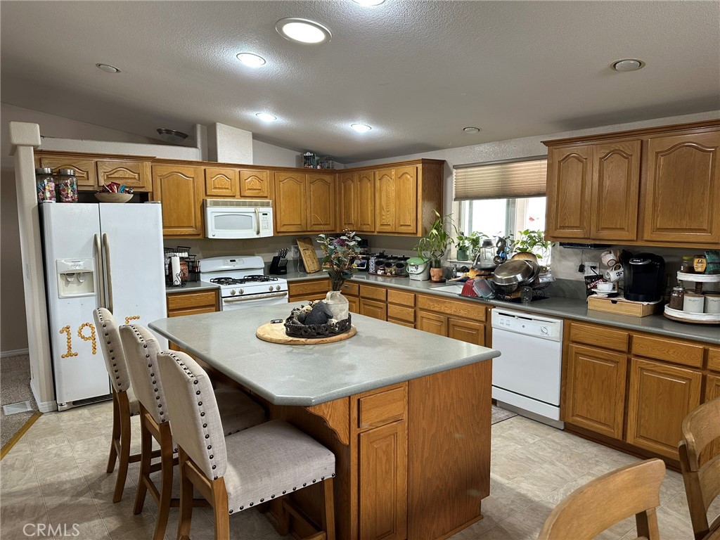 15455 Glenoaks 76 Property Photo 7