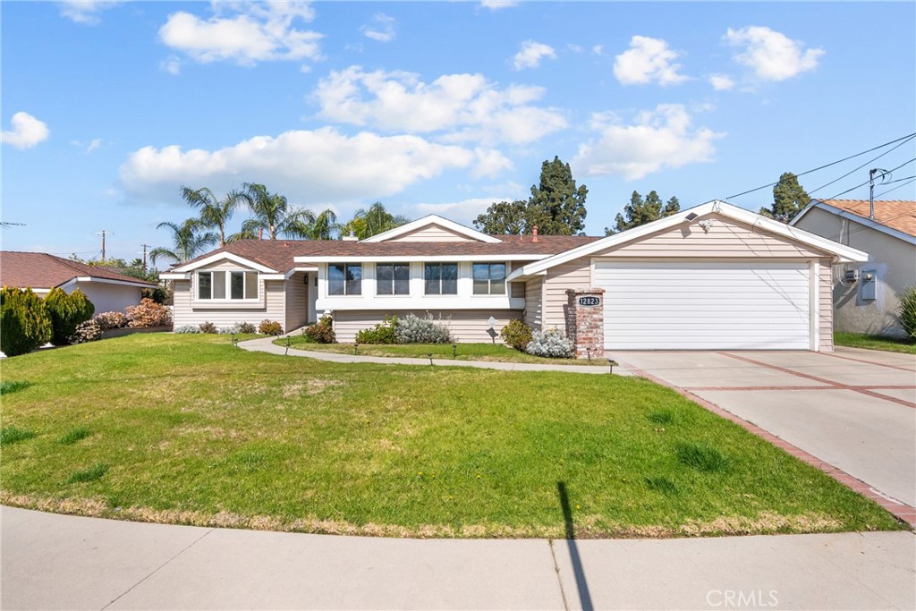 12823 Delano Property Photo 3