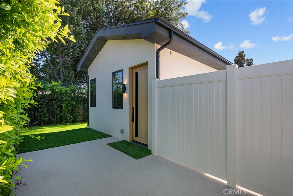 19146 Keswick Property Photo 2