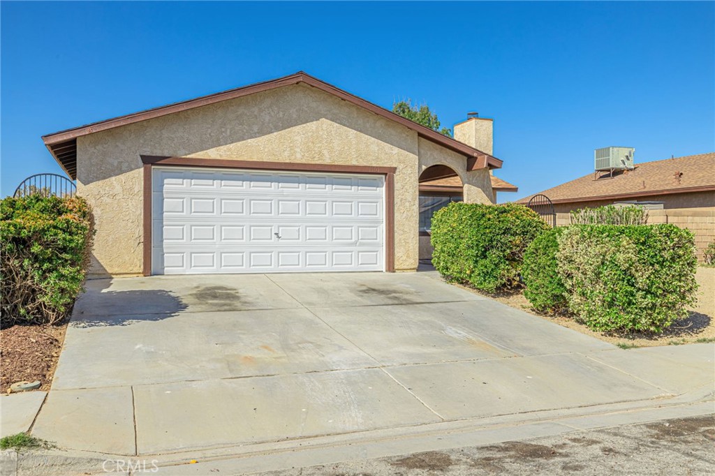 1101 Chagal Property Photo 2