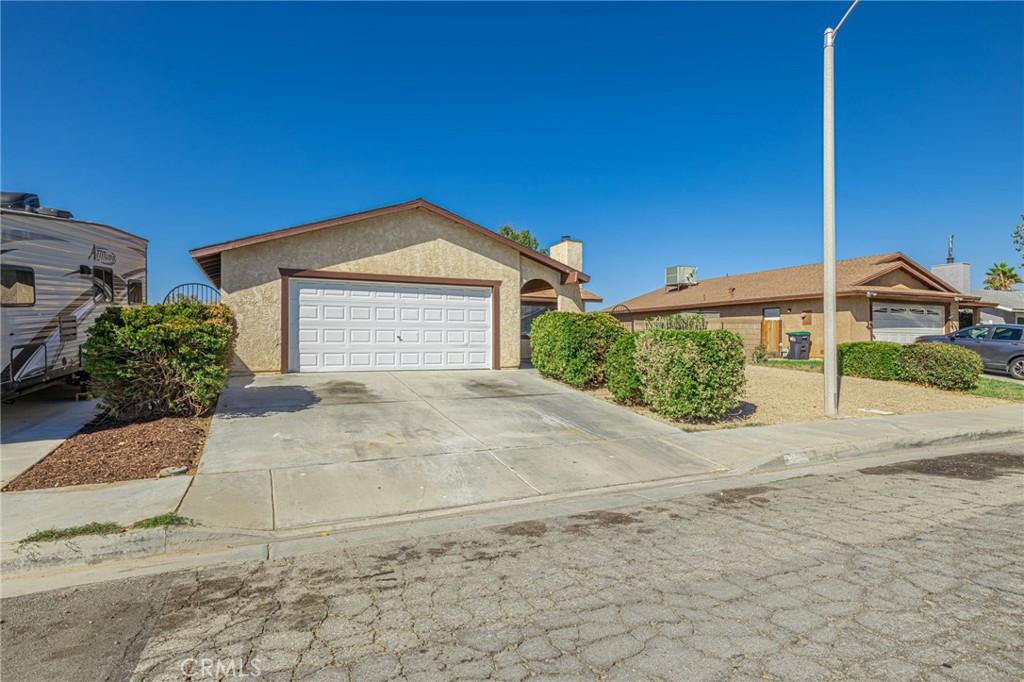 1101 Chagal Property Photo 3