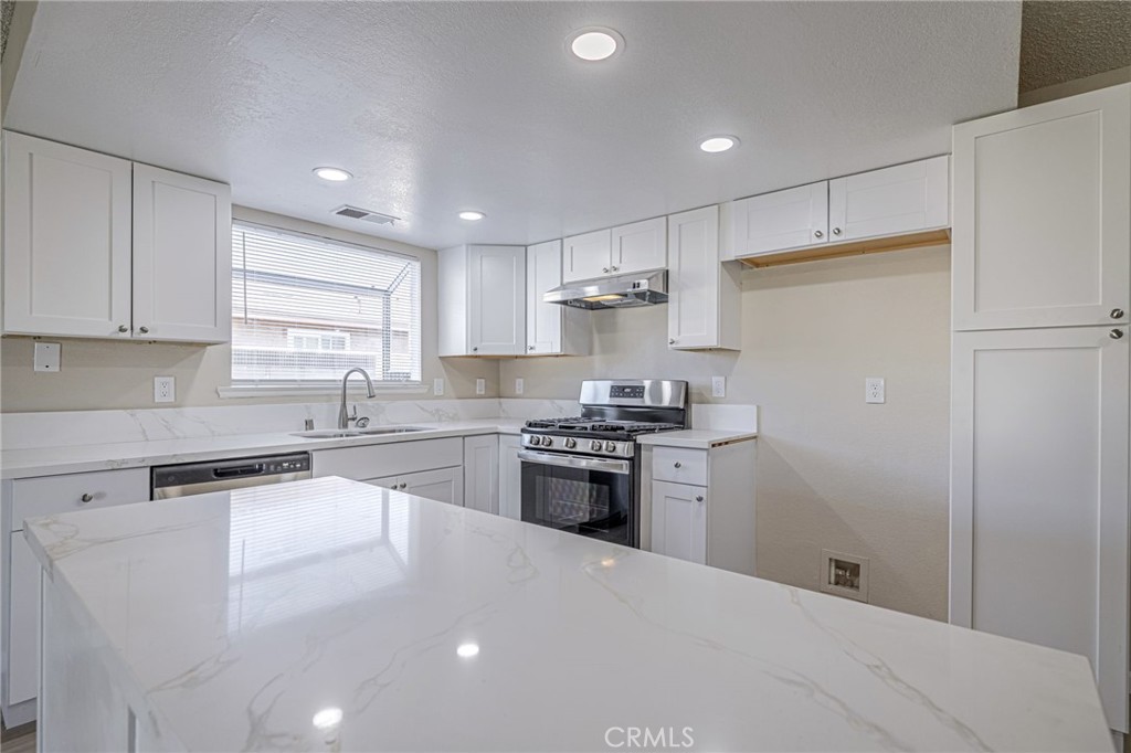 1101 Chagal Property Photo 13