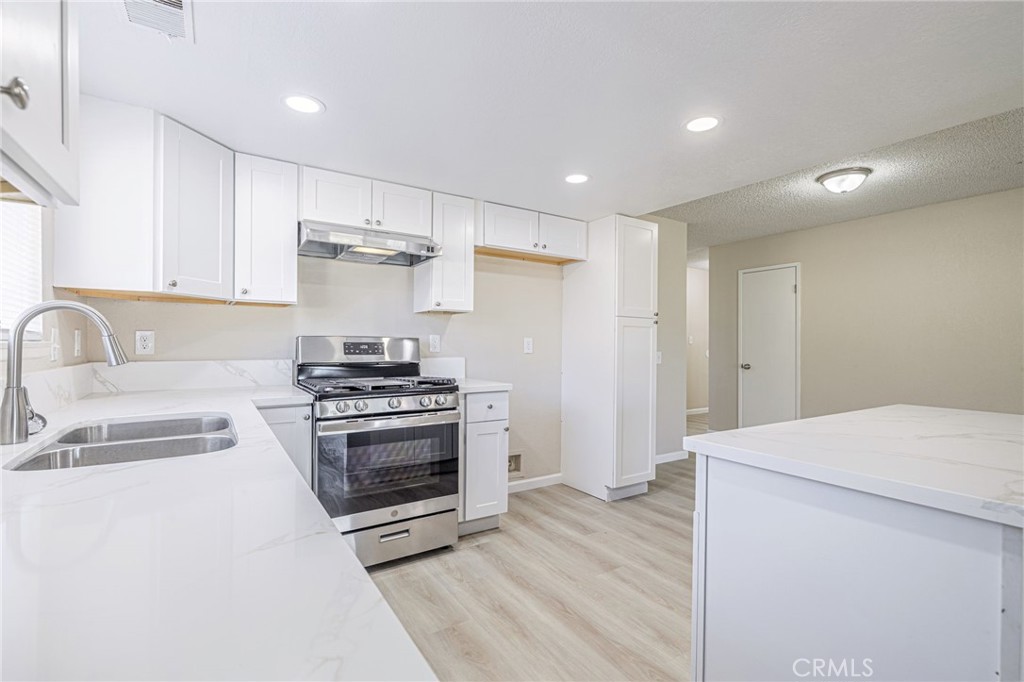 1101 Chagal Property Photo 14