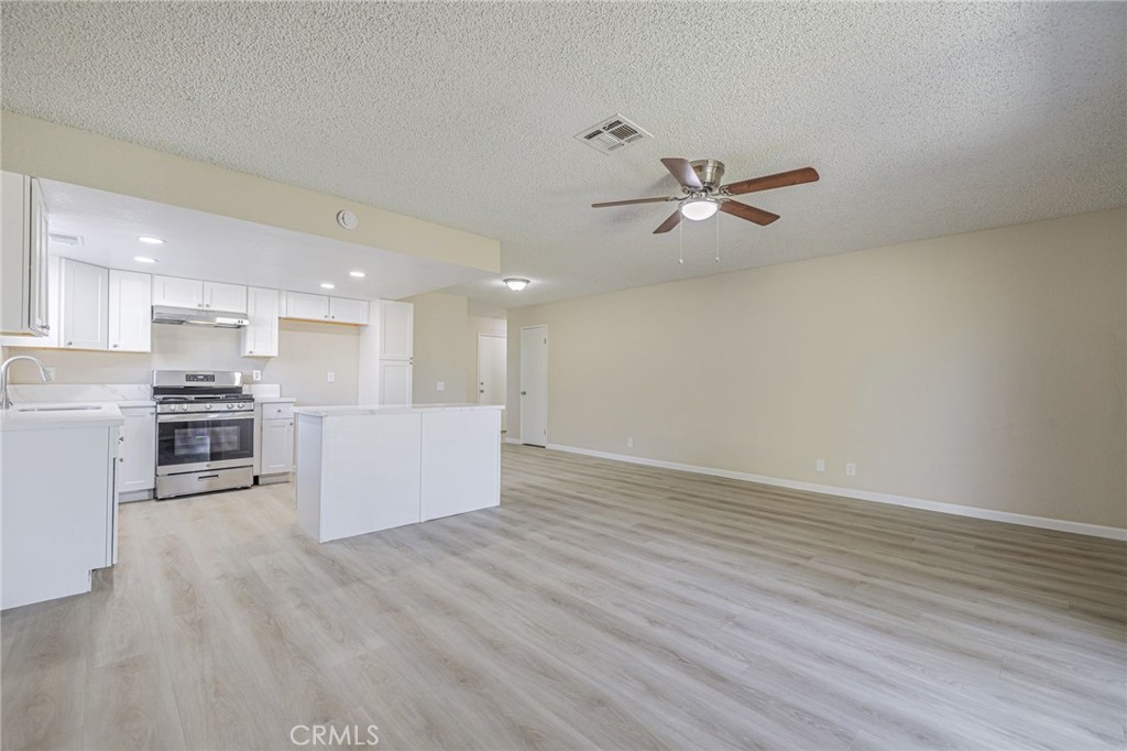 1101 Chagal Property Photo 17
