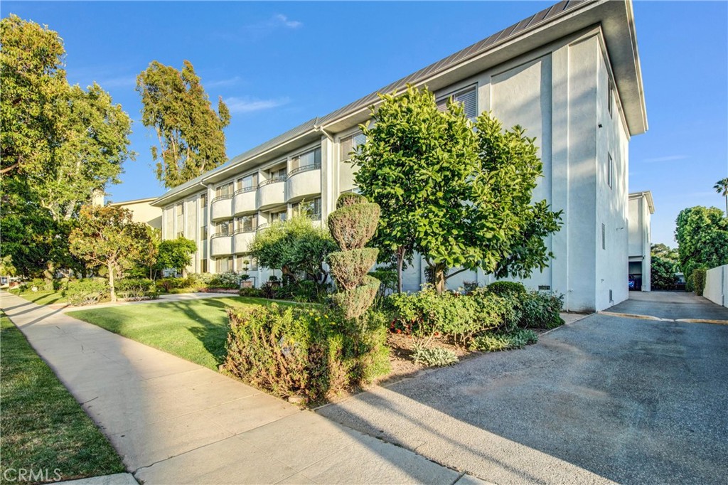 972 E California 304 Property Photo 1