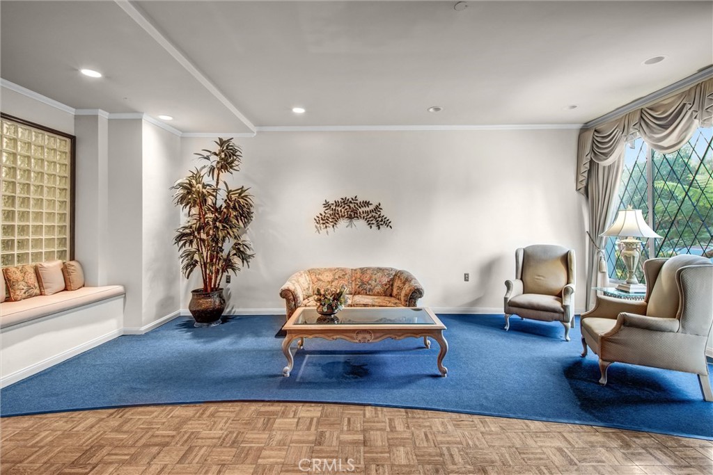 972 E California 304 Property Photo 4