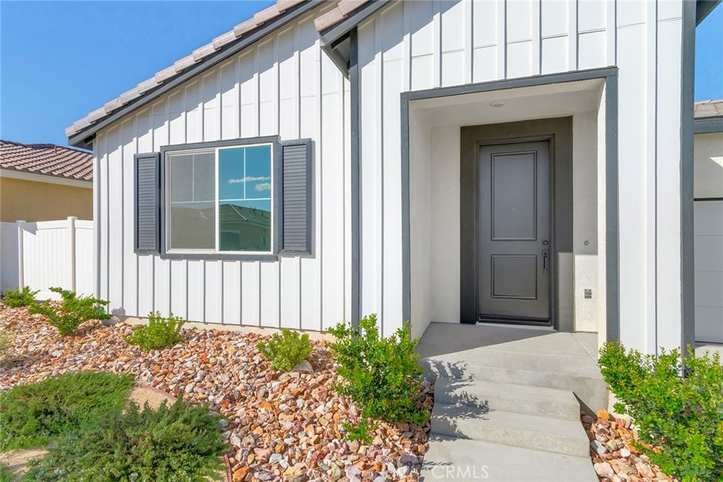 1561 E Holguin Street Property Photo 2