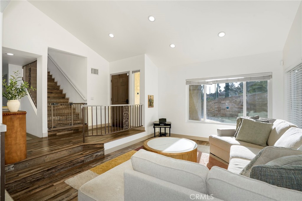10110 Sunland Boulevard Property Photo 4