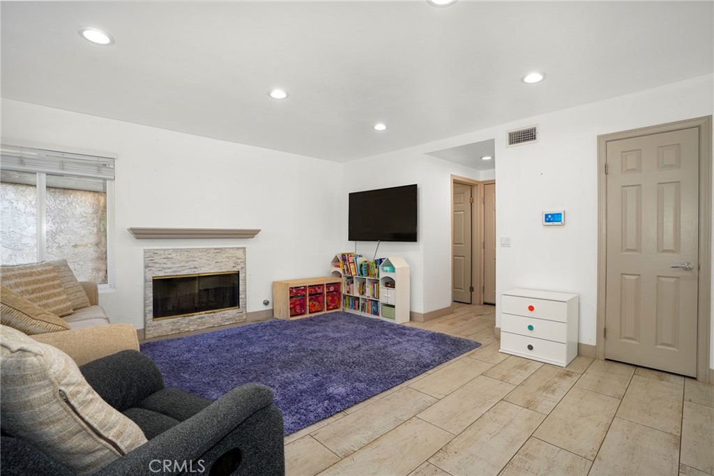 10110 Sunland Boulevard Property Photo 13