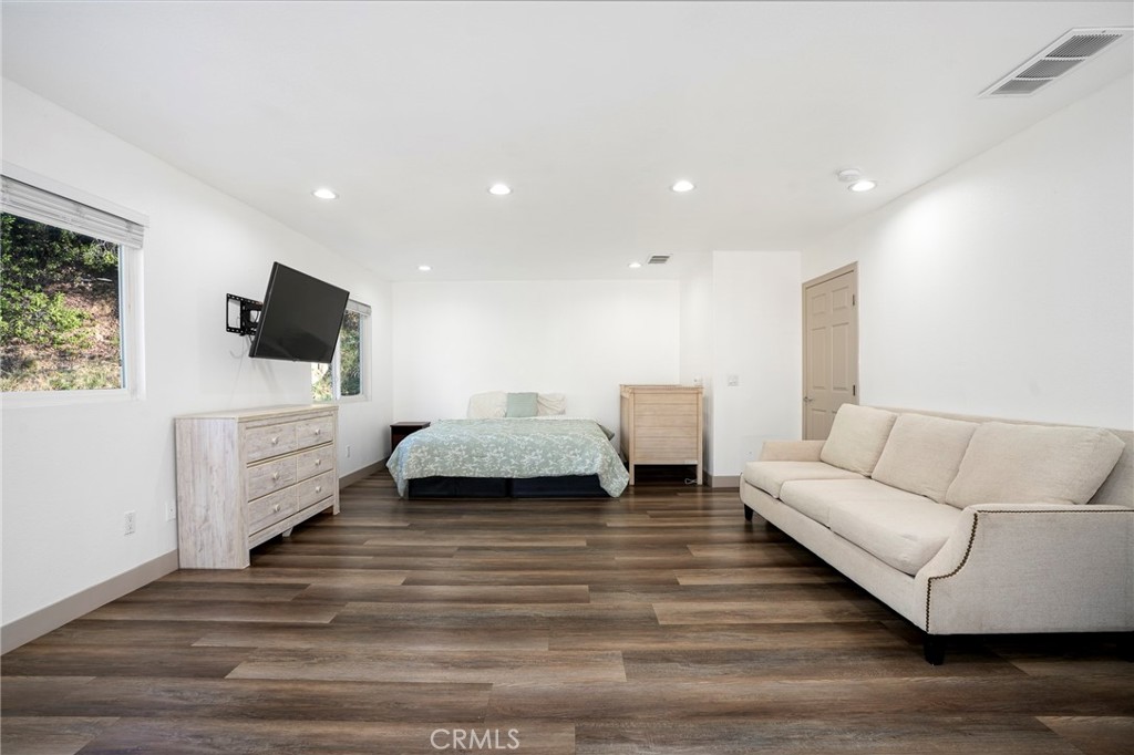 10110 Sunland Boulevard Property Photo 18