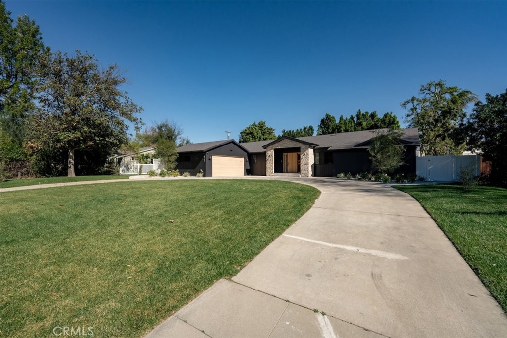 8960 Oak Park Avenue Property Photo 3