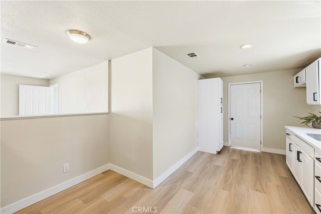 343 E Lingard Street Property Photo 8