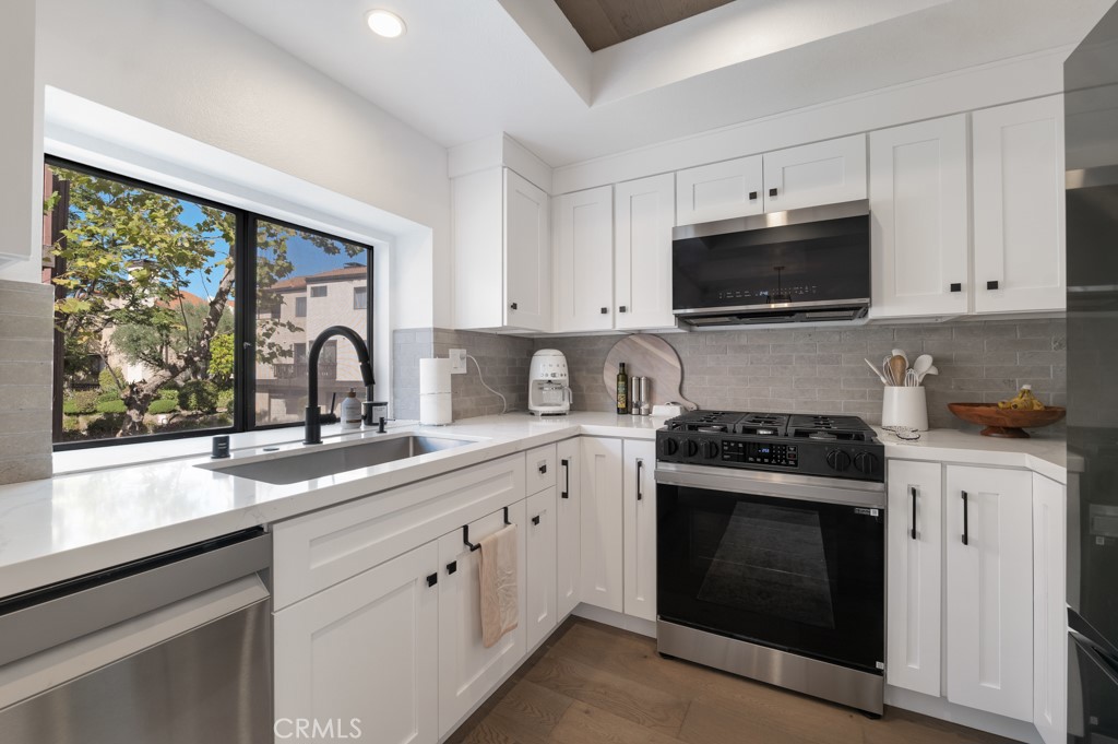 21931 Burbank Boulevard 25 Property Photo 17