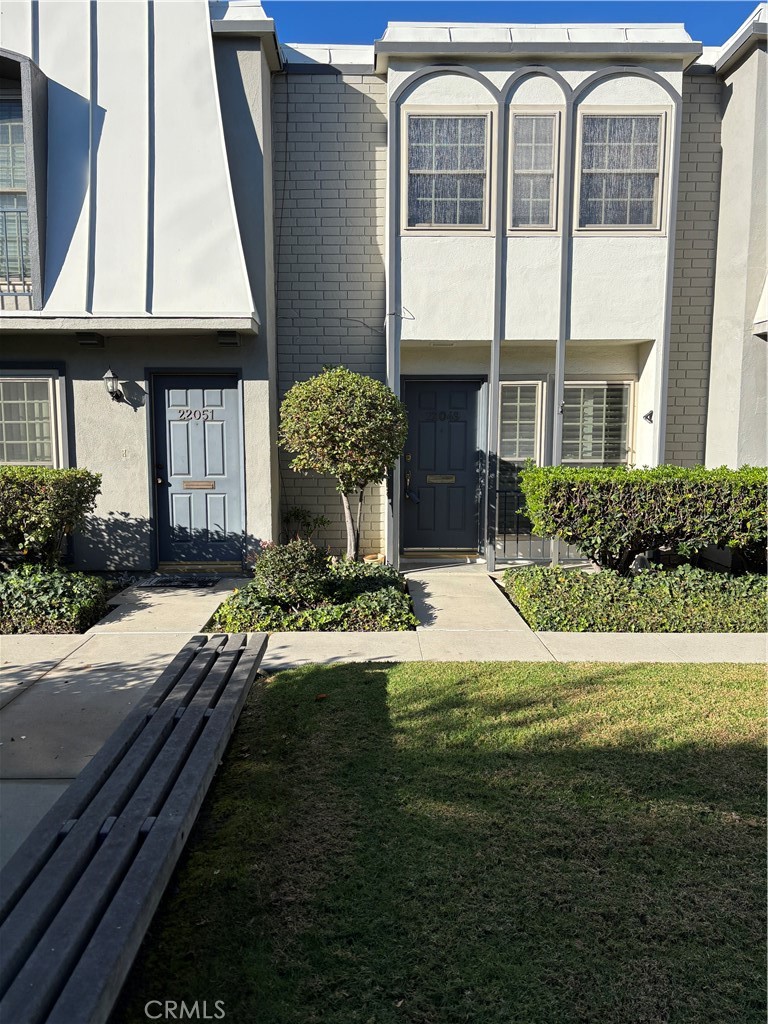22049 Oxnard Property Photo 3
