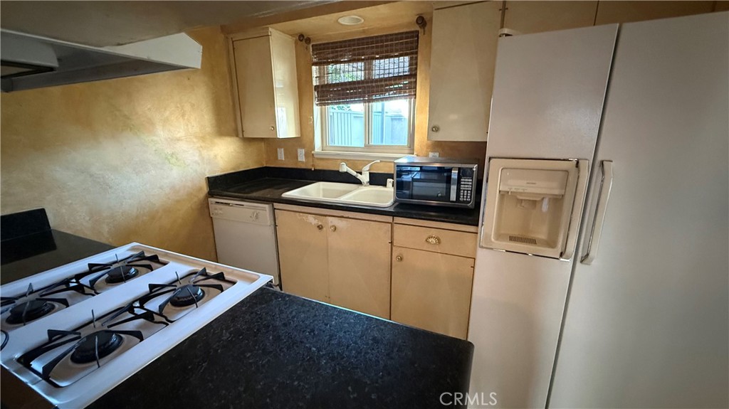 22049 Oxnard Property Photo 7