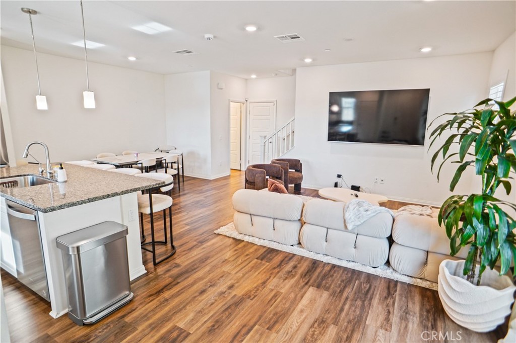 27605 Sawtooth Property Photo 4