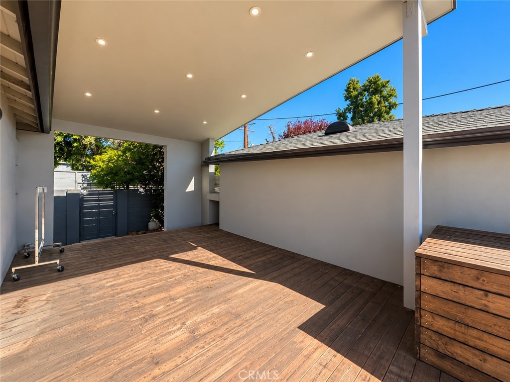 6952 Sylvia Avenue Property Photo 8