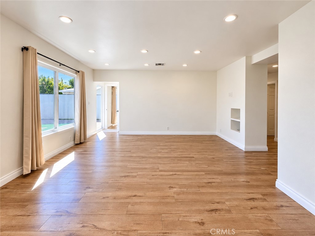 6952 Sylvia Avenue Property Photo 9