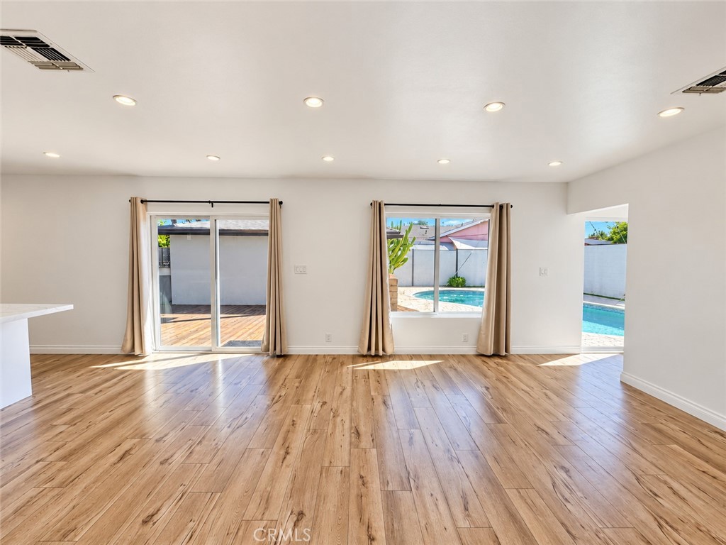 6952 Sylvia Avenue Property Photo 10