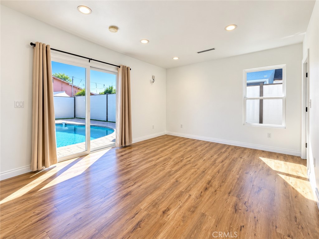 6952 Sylvia Avenue Property Photo 11