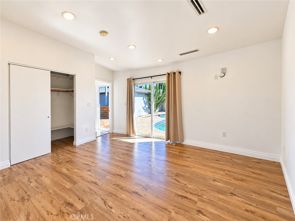 6952 Sylvia Avenue Property Photo 12