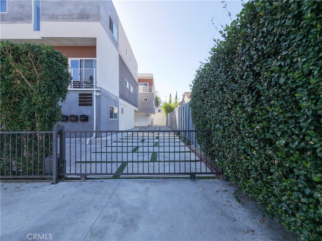 5635 Klump Avenue Property Photo 4