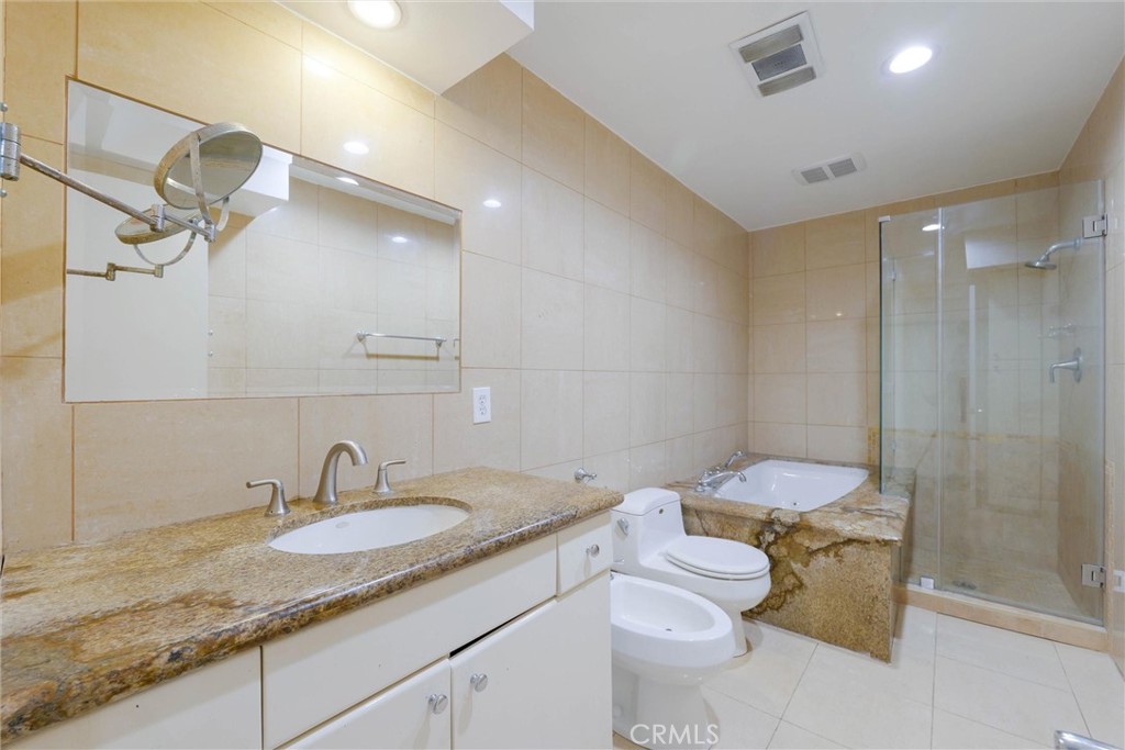 2700 Cahuenga E Property Photo 15