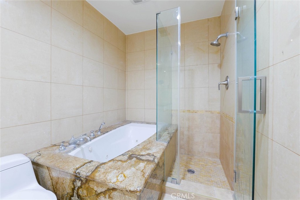 2700 Cahuenga E Property Photo 16