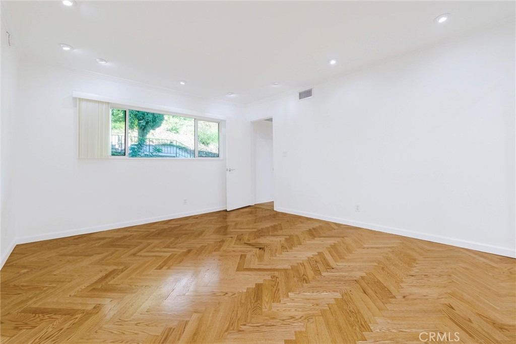 2700 Cahuenga E Property Photo 20