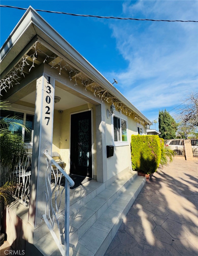 13027 Aetna Street Property Photo 2