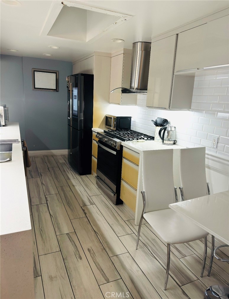 13027 Aetna Street Property Photo 5