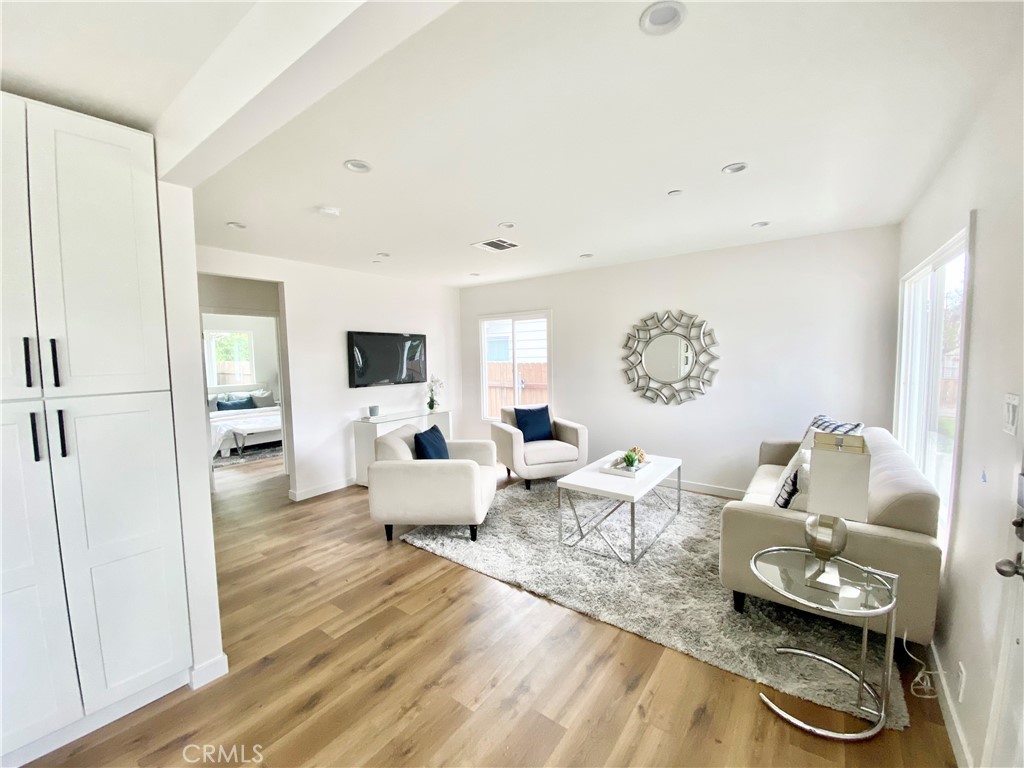 7512 Balboa Boulevard Property Photo 3