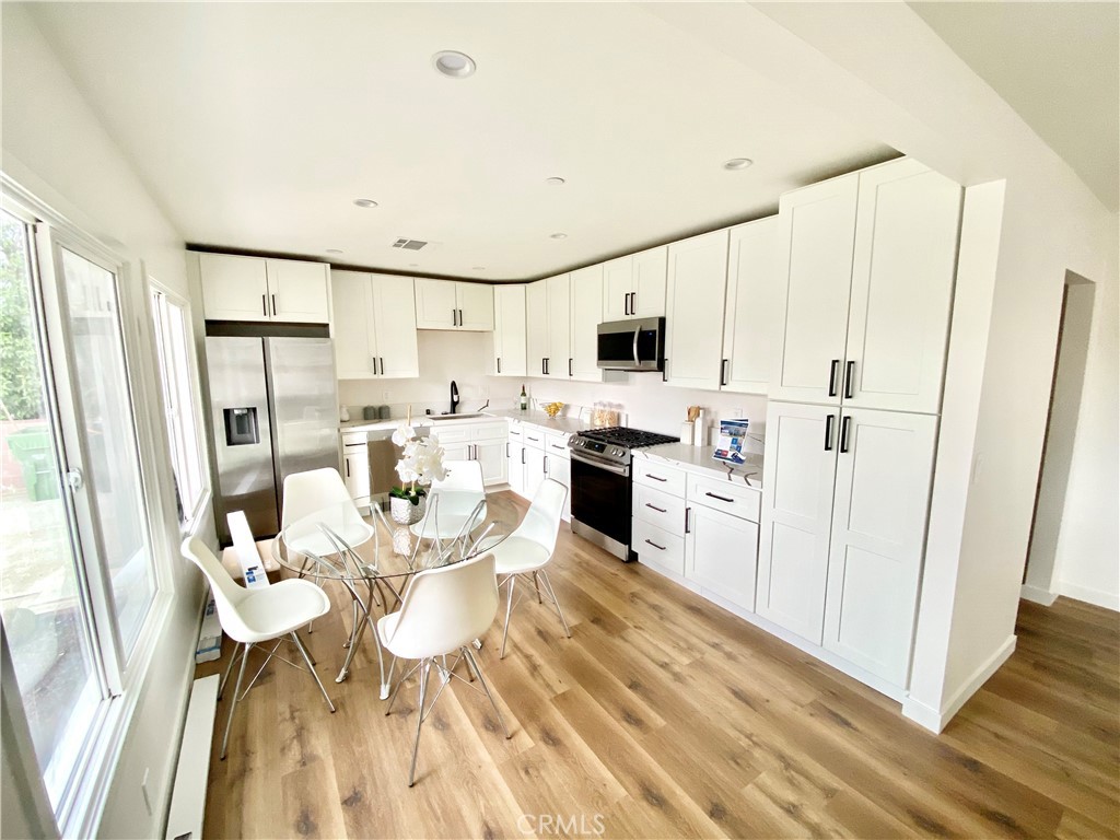 7512 Balboa Boulevard Property Photo 7