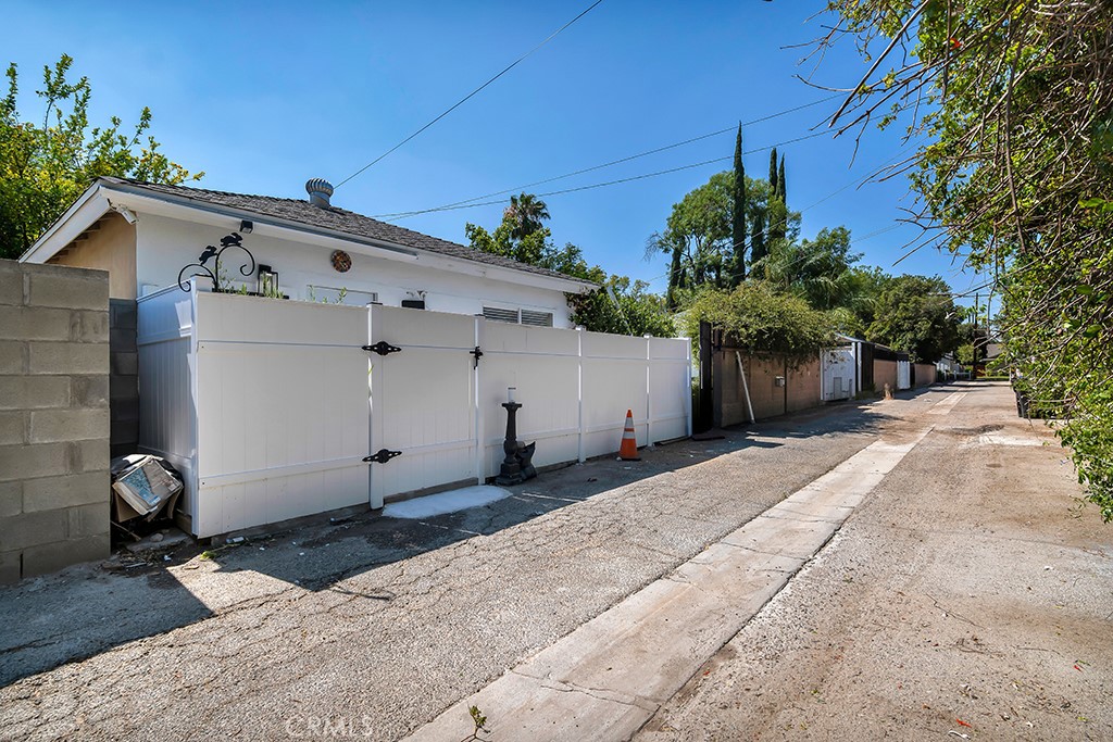 6954 Woodlake Avenue Property Photo 41