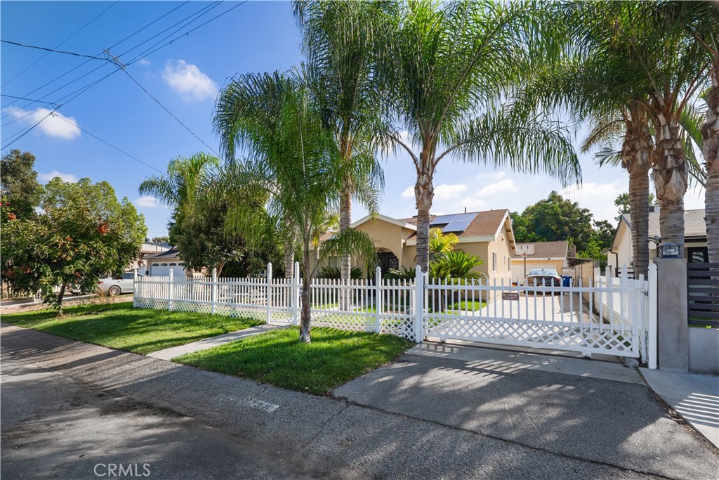 6238 Longridge Avenue Property Photo 2