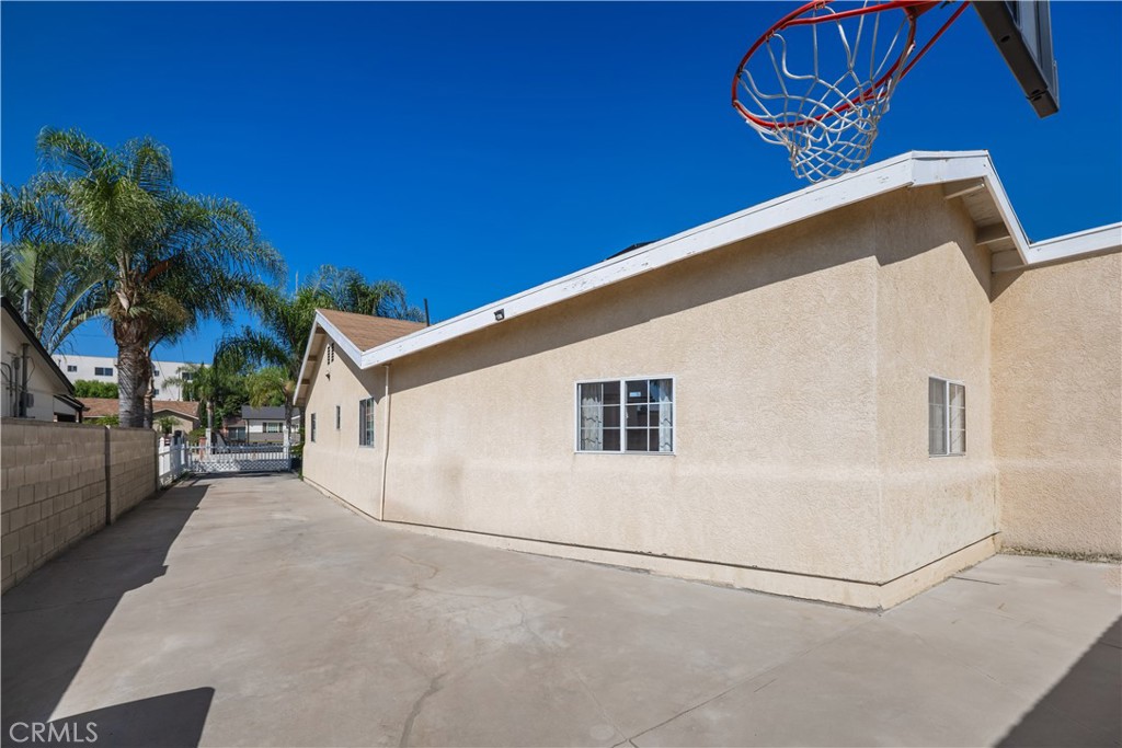 6238 Longridge Avenue Property Photo 6