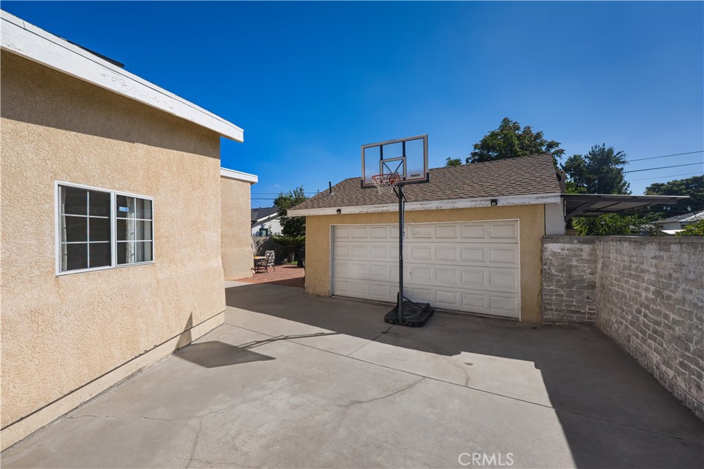 6238 Longridge Avenue Property Photo 7