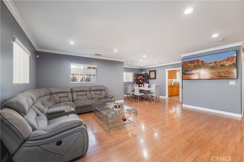 6238 Longridge Avenue Property Photo 8
