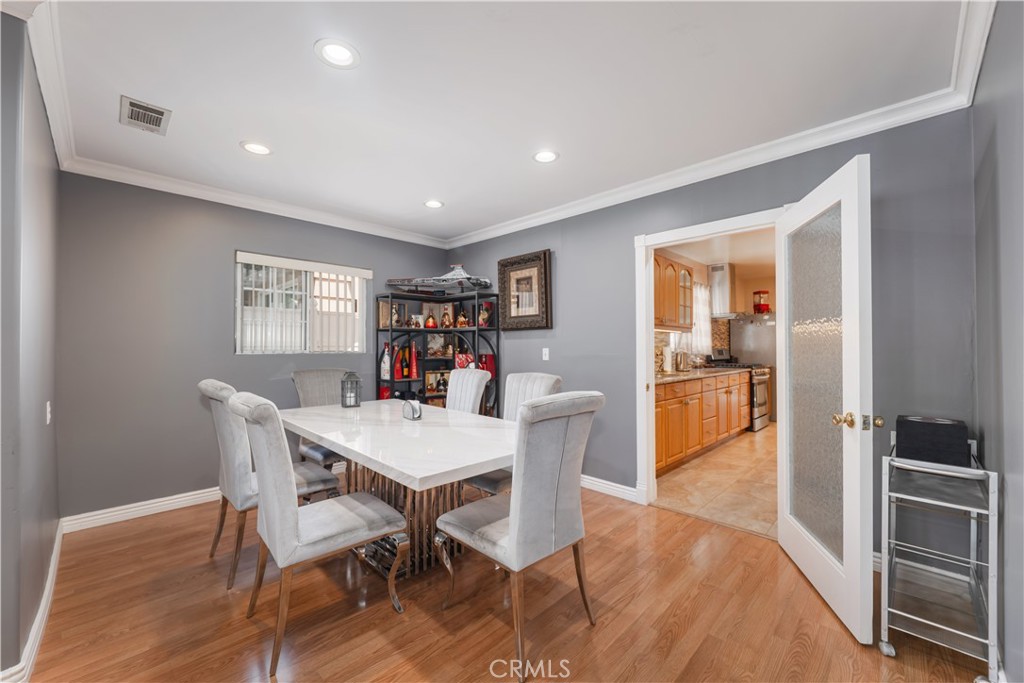 6238 Longridge Avenue Property Photo 10