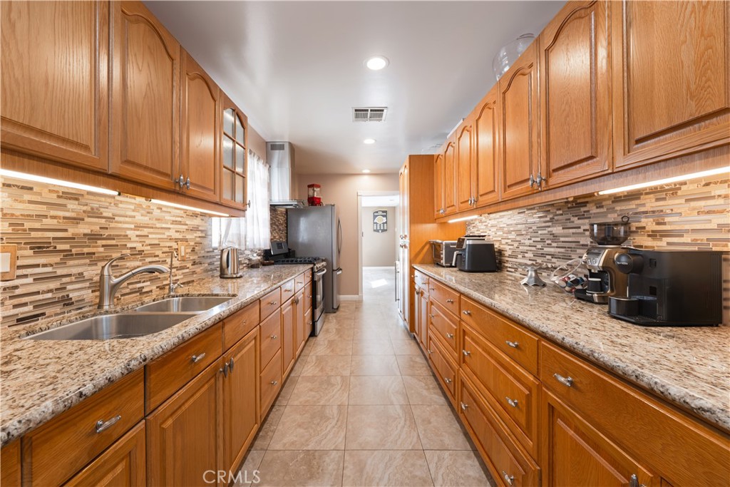 6238 Longridge Avenue Property Photo 11