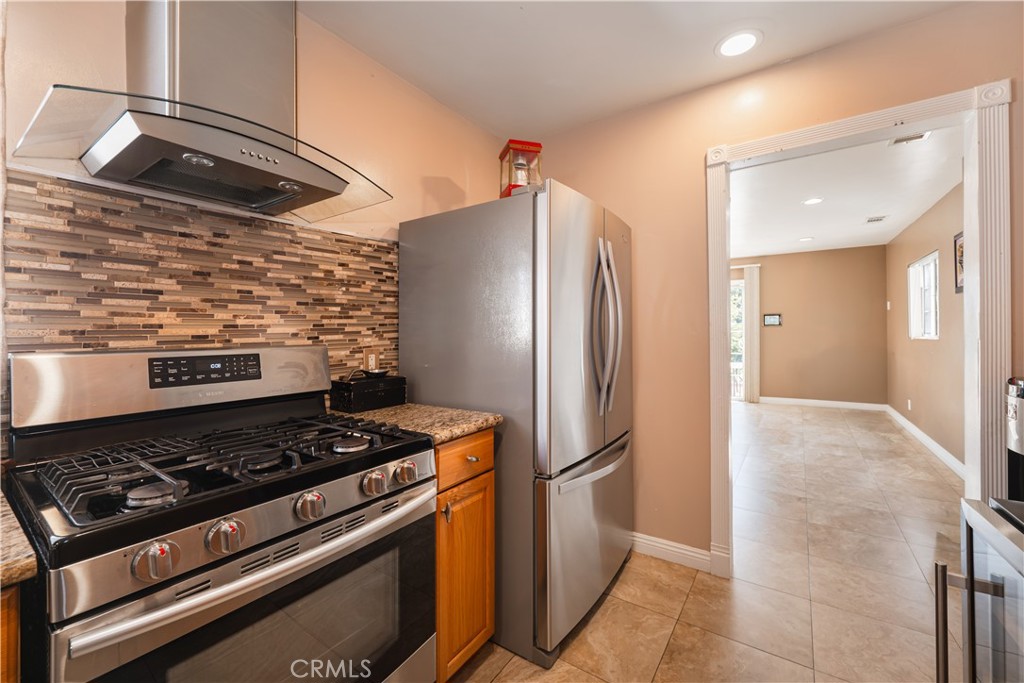 6238 Longridge Avenue Property Photo 12