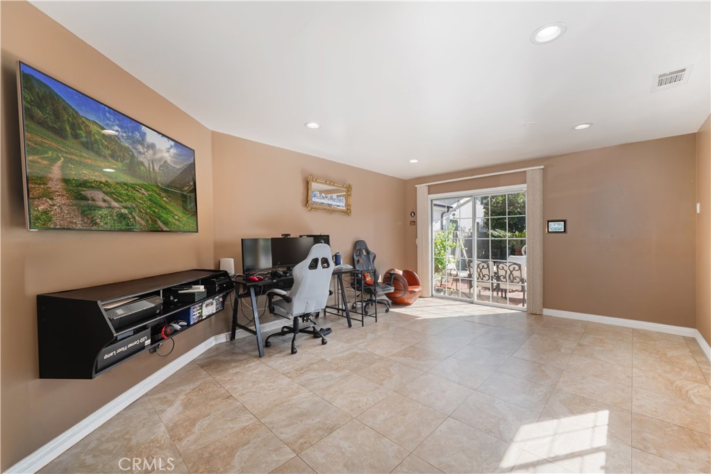 6238 Longridge Avenue Property Photo 14