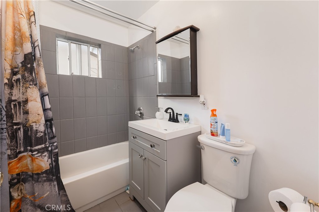 6238 Longridge Avenue Property Photo 15