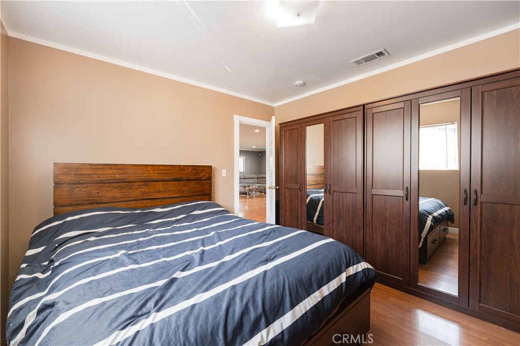 6238 Longridge Avenue Property Photo 16