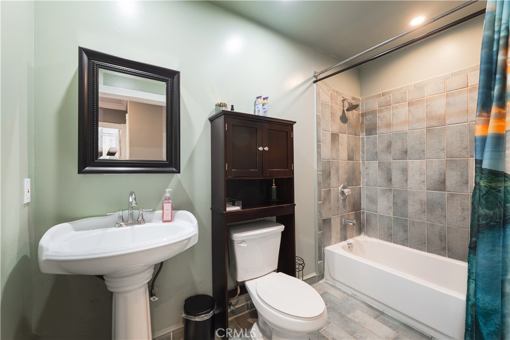 6238 Longridge Avenue Property Photo 18