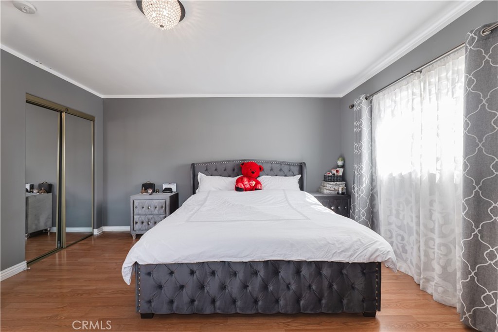 6238 Longridge Avenue Property Photo 19
