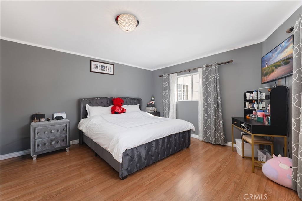 6238 Longridge Avenue Property Photo 20