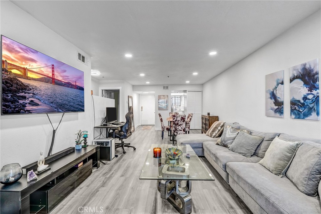 6545 Reseda Boulevard 6 Property Photo 2