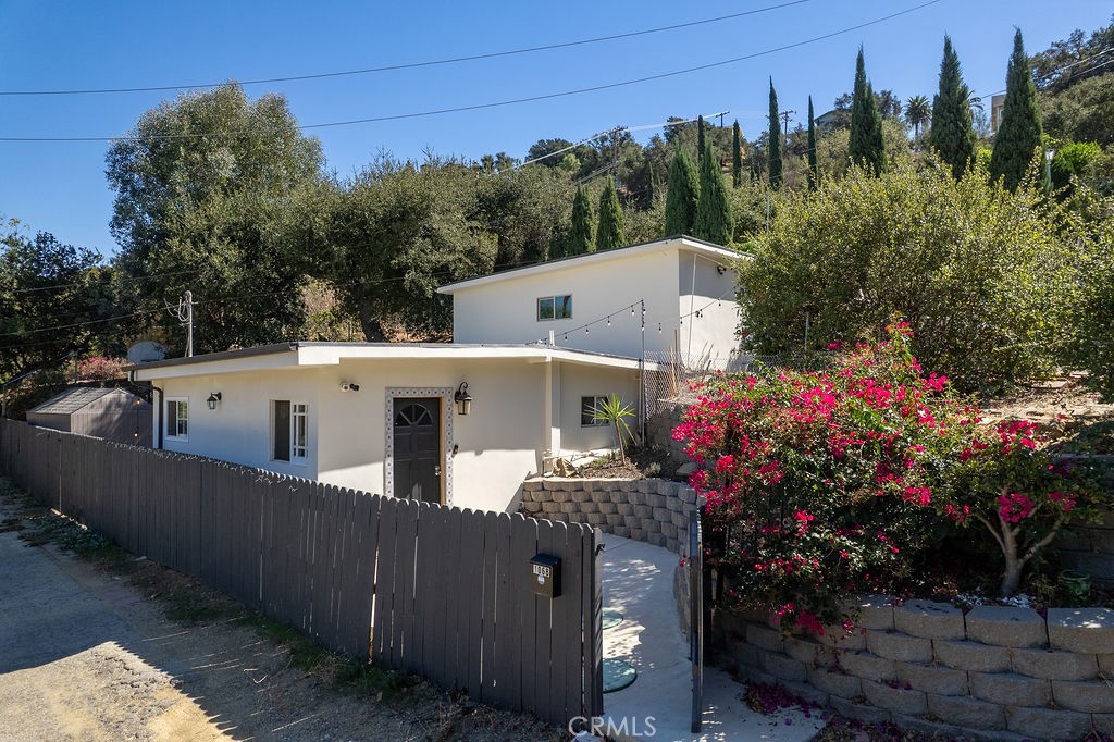 1068 Loma Lane Property Photo 1