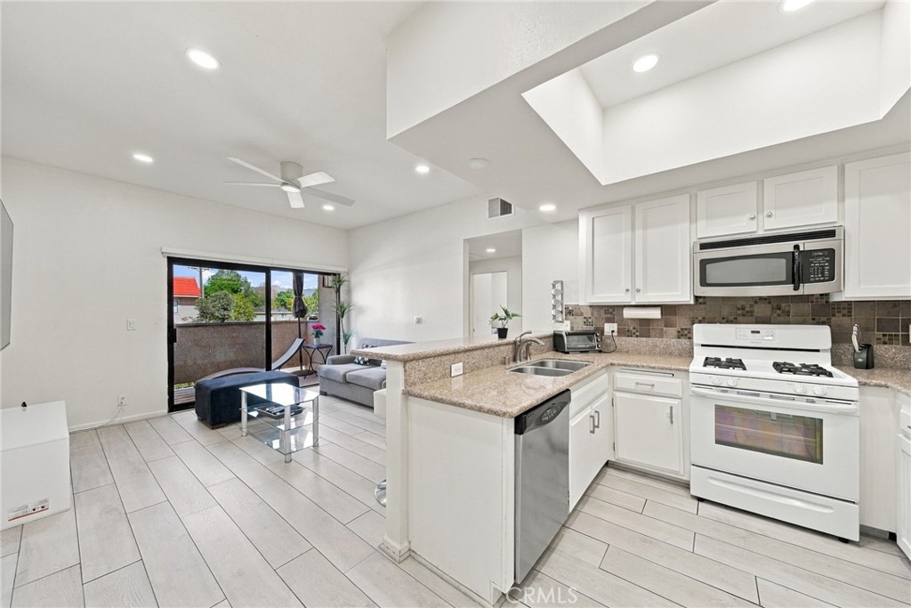 10943 Laurel Canyon Boulevard B9 Property Photo 1